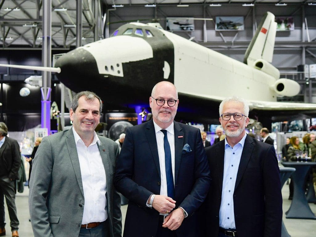 Peter Kupczyk, Peter Haas und Matthias Müller vor dem Space Shuttle Buran in der Raumfahrthalle in Speyer anlässlich der Jubiläumsfeier „75 Jahre SWAV“