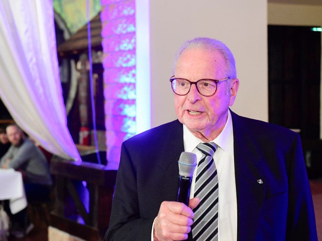 Dieter Mollenkopf blickt mit den Anwesenden auf die erfolgreiche Geschichte des SWAV zurück