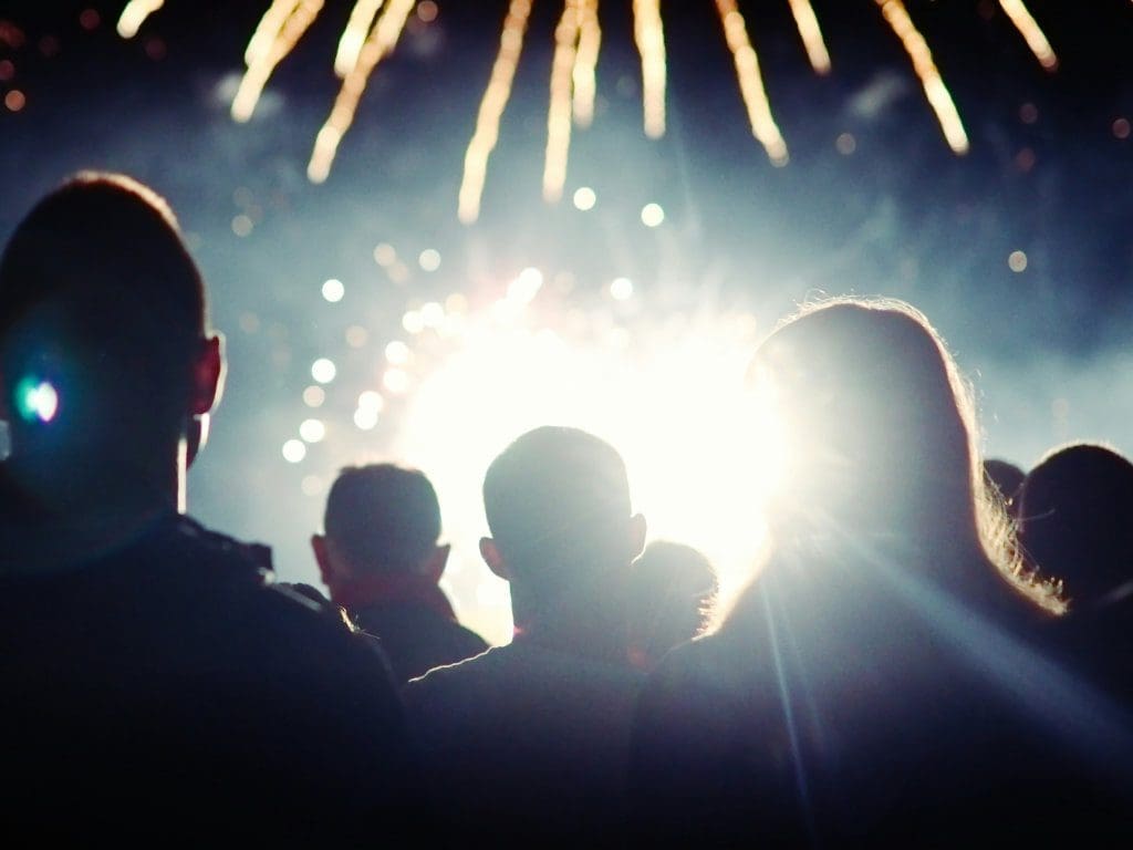 Menschen beobachten Feuerwerk