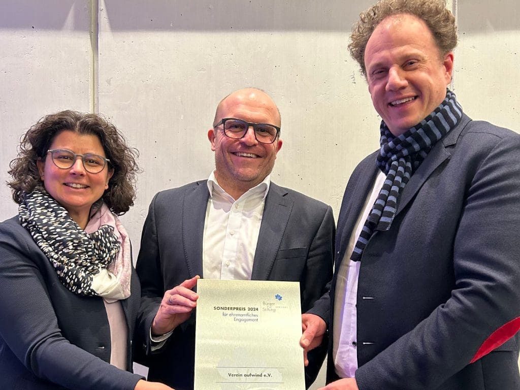 Sandra Stammberger, Markus Stammberger und Dr. Matthias Knecht mit der Plakette für den Ehrenamtspreis 2024 der Stadt Ludwigsburg