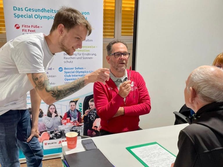 Auswertungsgespräch mit LK Frank Giesecke beim 2-tägigen Augen-Screening der Special Olympics in der Lebenshilfe Harzkreis-Quedlinburg in Sachsen-Anhalt