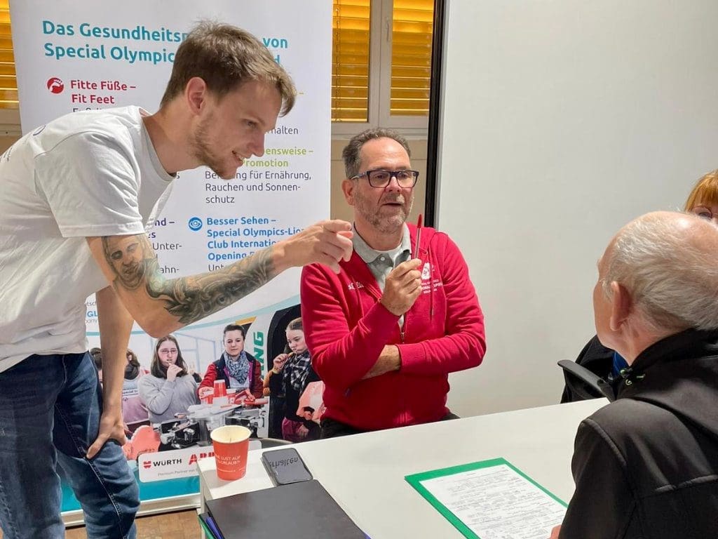 Auswertungsgespräch mit LK Frank Giesecke beim 2-tägigen Augen-Screening der Special Olympics in der Lebenshilfe Harzkreis-Quedlinburg in Sachsen-Anhalt