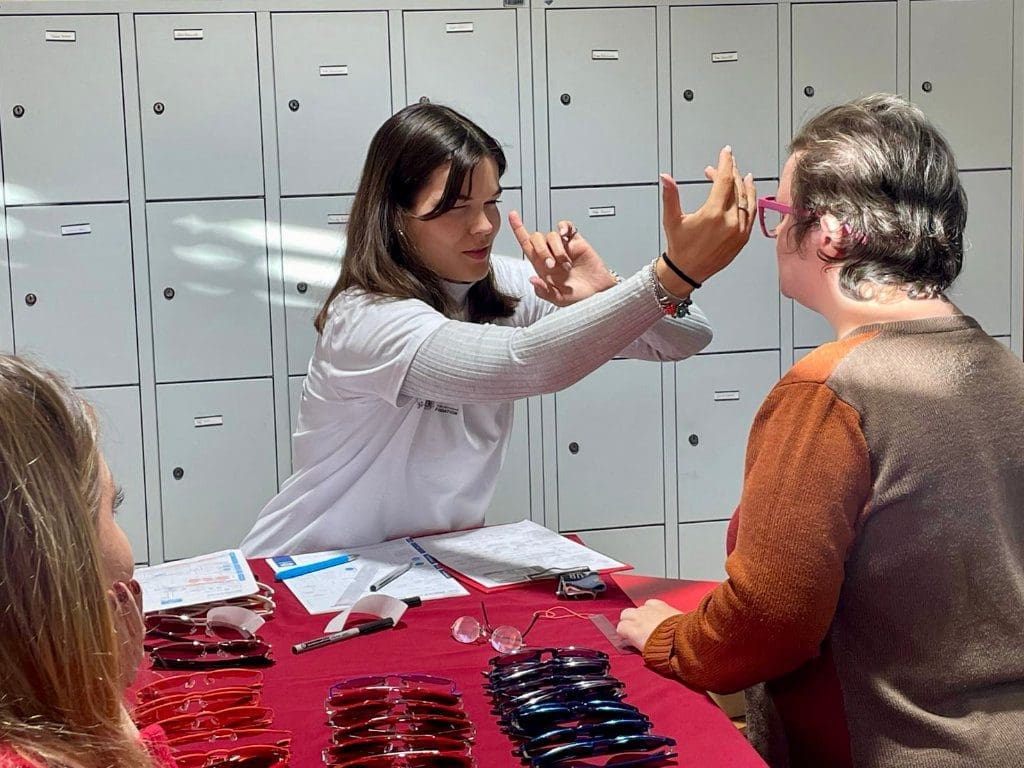 Brillenbestimmung mit Fachhelfender beim 2-tägigen Augen-Screening der Special Olympics in der Lebenshilfe Harzkreis-Quedlinburg in Sachsen-Anhalt