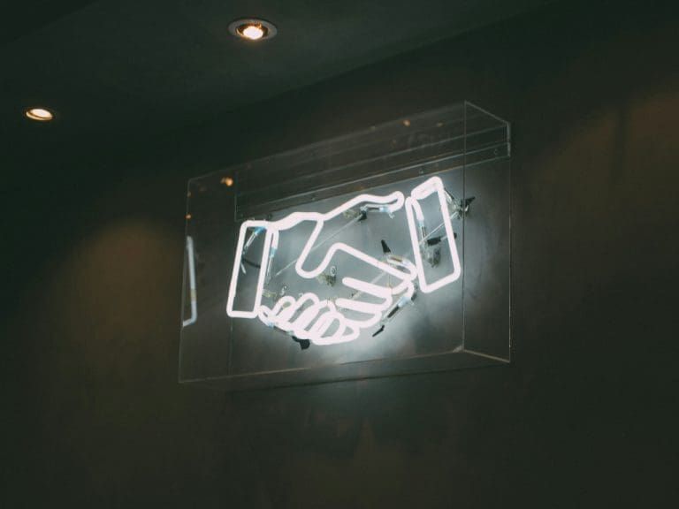 Handschlag zwischen zwei digitalen Händen