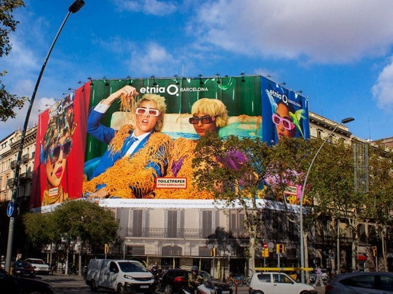 Riesiges Werbebanner von Etnia Barcelona zur Toiletpaper-Capsule Collection in der Gran Via/Pau Claris