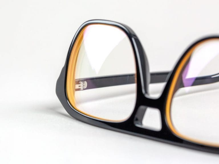 Brillenglas mit farbiger Randbeschichtung von Shape Engineering