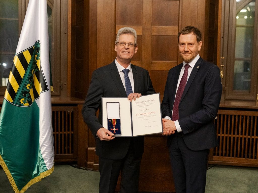 Thomas Truckenbrod (links) erhält den Bundesverdienstorden von Ministerpräsident Michael Kretschmer (rechts)