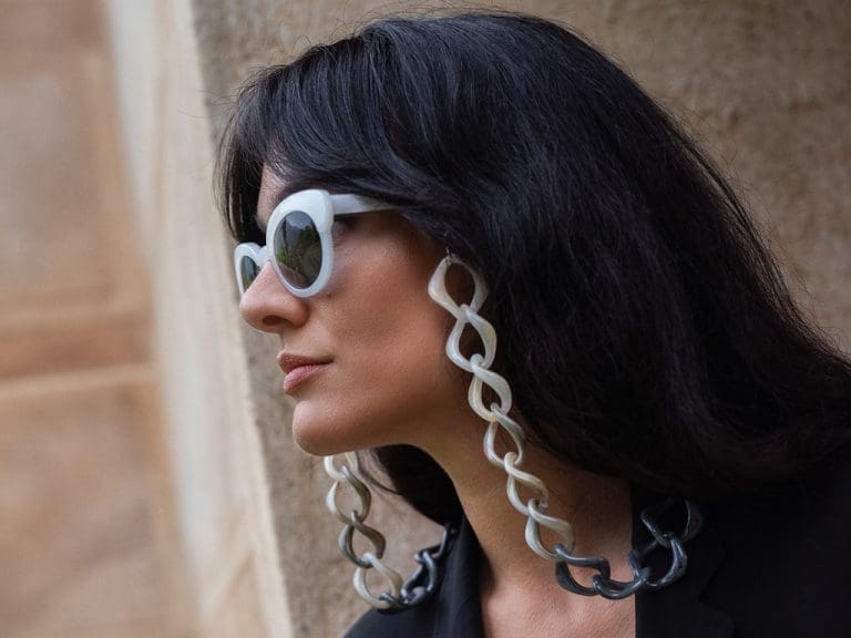 Frau trägt Brille mit auffälliger Brillenkette