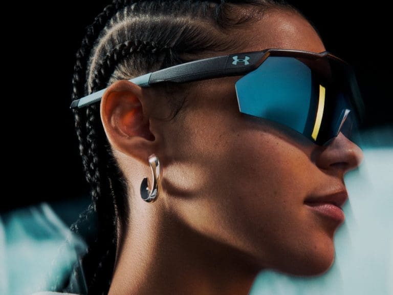 Sportlerin trägt Sportbrille von Safilo/Under Armour