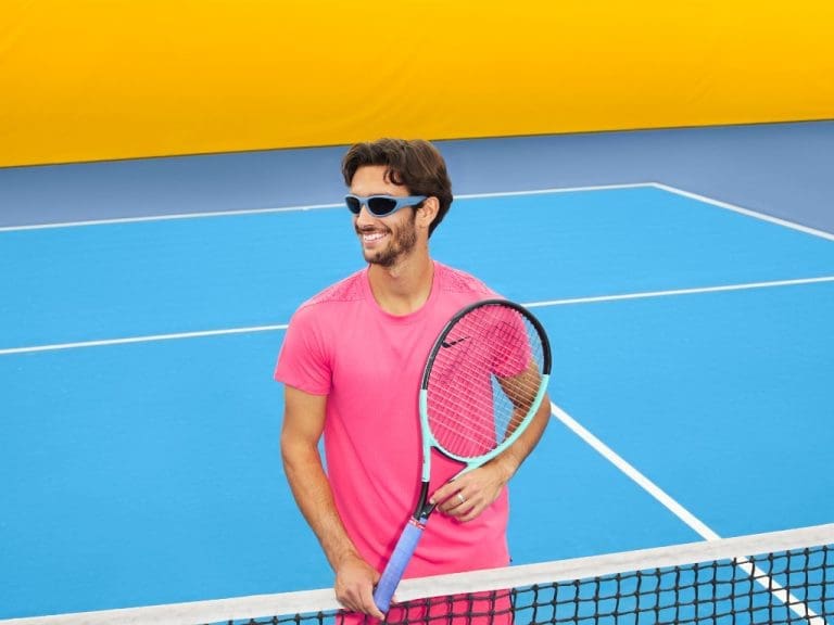 Der neue Markenbotschafter Tennisprofi Lorenzo Musetti trägt eine Polaroid Eyewear-Fassung auf dem Tennisplatz