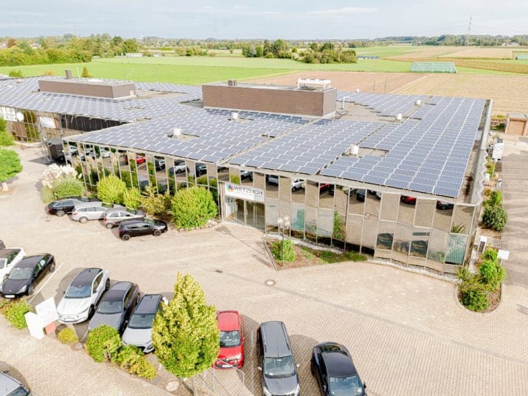 Dach mit Solarpaneelen beim Brillenglashersteller Wetzlich in Korschenbroich