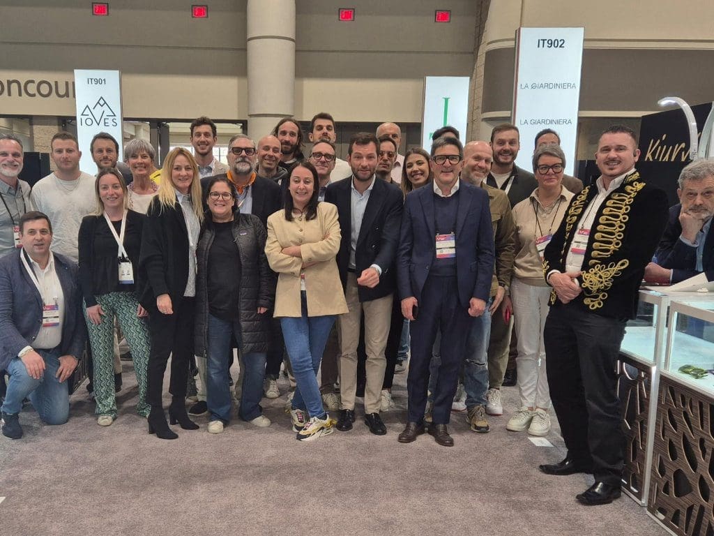 Alle 16 Aussteller vereint, die auf der Vision Expo East 2025 den Italien-Pavillon gebildet haben