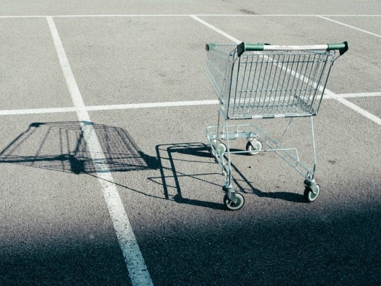 Leere Einkaufswagen auf Parkplatz