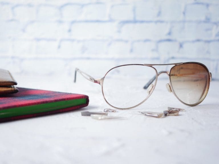 Kaputte Brillenfassung, bei der ein Glas fehlt