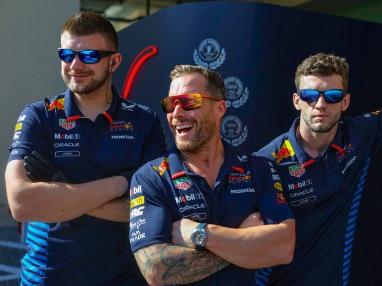 Teambild von drei Rennfahrern von Oracle Red Bull Racing mit polarisierten Sonnenbrillen von Maui Jim