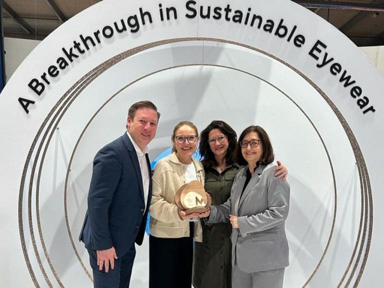 Das Team von Silhouette auf der Mido 2025 präsentiert stolz den Stand Up For Green Award.