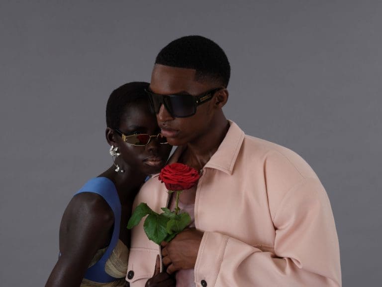 Zwei farbige Model (Mann und Frau) tragen eine Dsquared2-Sonnenbrille von Safilo