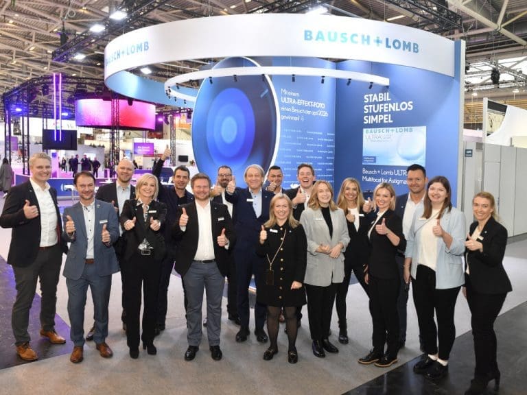 Team von Bausch + Lomb steht vor dem eigenen Stand auf der Messe Opti 2025