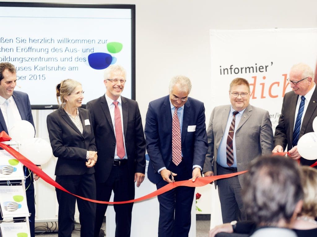 Das Durchschneiden des roten Bandes am Tag der Feierlichen Eröffnung 2015 des überbetrieblichen Ausbildungszentrums der Augenoptik in Karlsruhe, (v.l.): SWAV-Geschäftsführer Peter Kupczyk, Stadträtin Renate Rastätter, SWAV-Vorsitzender Matthias Müller, Ministerialdirektor Guido Rebstock, ehern. Vorsitzender Dieter Mattern, Ehrenvorsitzender Dieter Mollenkopf.