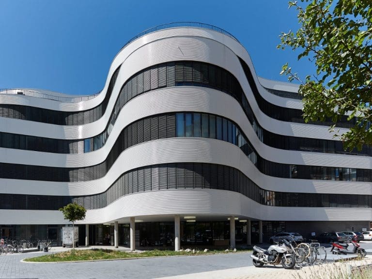 Der Eingang des Aus- und Weiterbildungszentrums im Synus-Gebäude in Karlsruhe