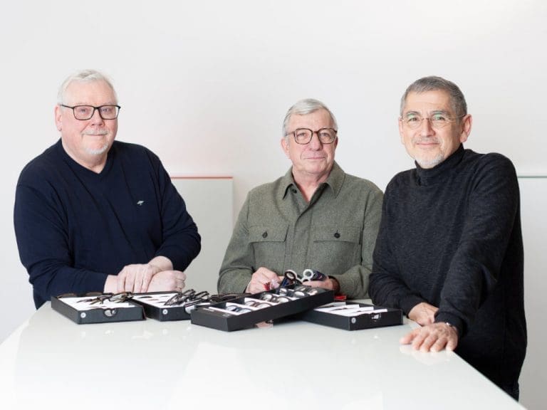 Von links: Guido Frischkorn, Marian Mittelman und Thomas Akiyama mit Brillenkästen