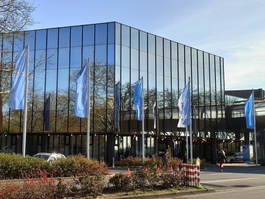Außenansicht des CCD Congress Center Düsseldorf am Tag der AAD 2025