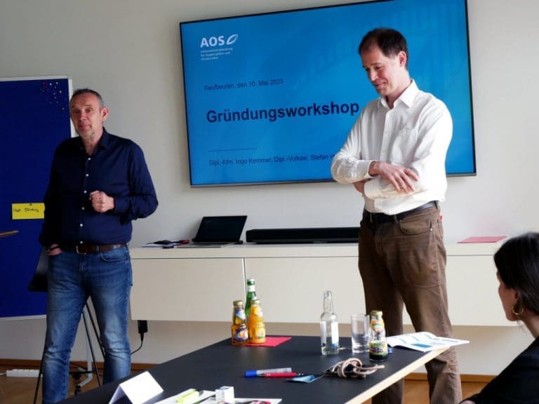 Stefan Herburg (links) und Ingo Kemmer (rechts) von der AOS Unternehmensberatung beim Gründungsworkshop von Brillen-Profi