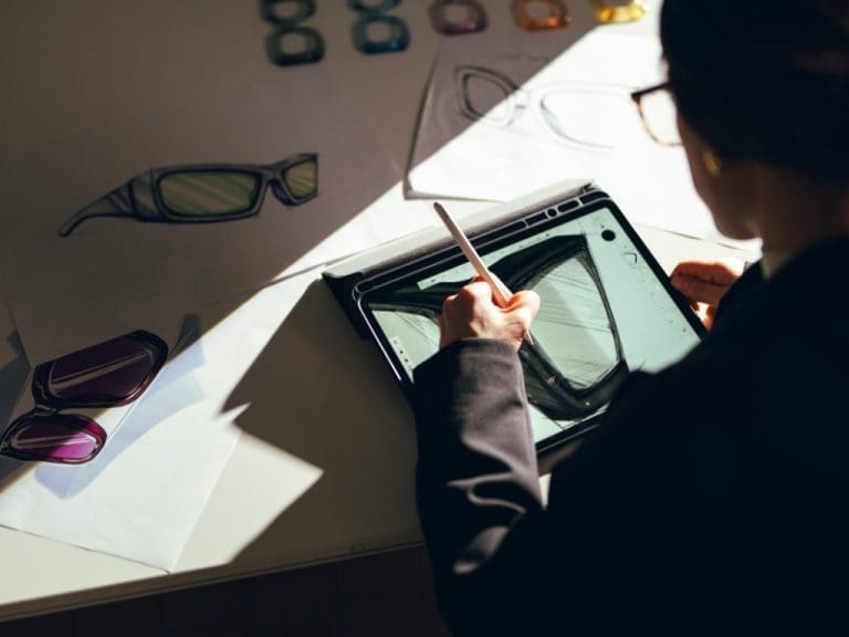 Brillendesignerin bei Zeichnungen