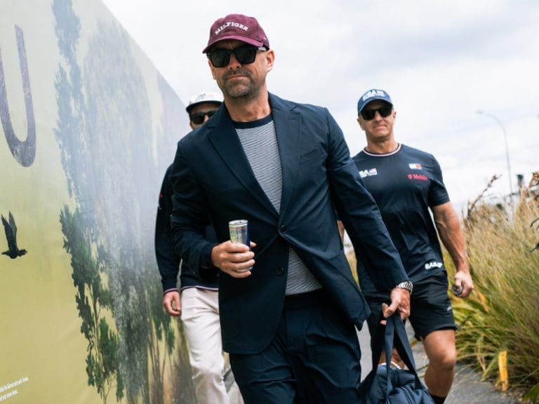 Sportler des United States SailGP Team tragen Brillen von Safilo/Tommy Hilfiger