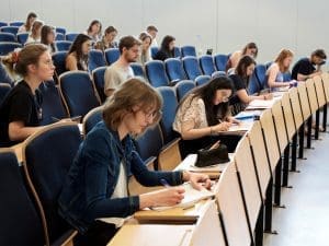 Augenoptik/Optometrie-Studenten im Hörsaal