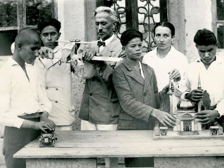 Pfarrer Ernst Jakob Christoffel (3.v.l) lässt seine Schüler die Welt mit Händen ertasten.