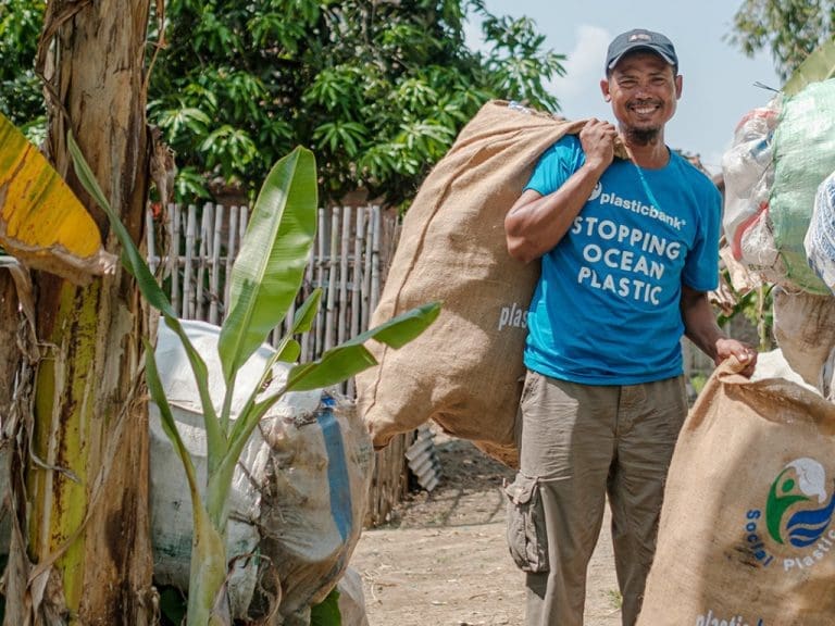 Plastic Bank-Sammler an einem Strand