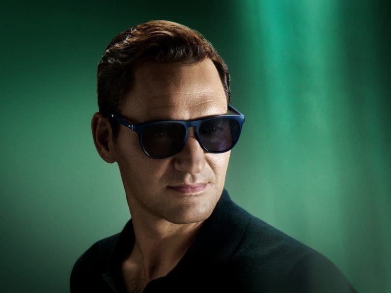 Roger Federer trägt eine Sonnenbrille von „RF“ / Oliver Peoples
