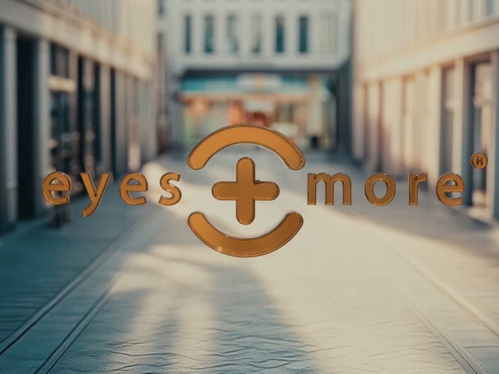 Kampagnenmotiv aus Eyes + More TV-Kampagne 2025 zeigt Blick hinaus aus einem Eyes + More Optikfachgeschäft