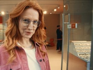 Kampagnenmotiv mit Frau im Augenoptikfachgeschäft aus Eyes + More TV-Kampagne 2025