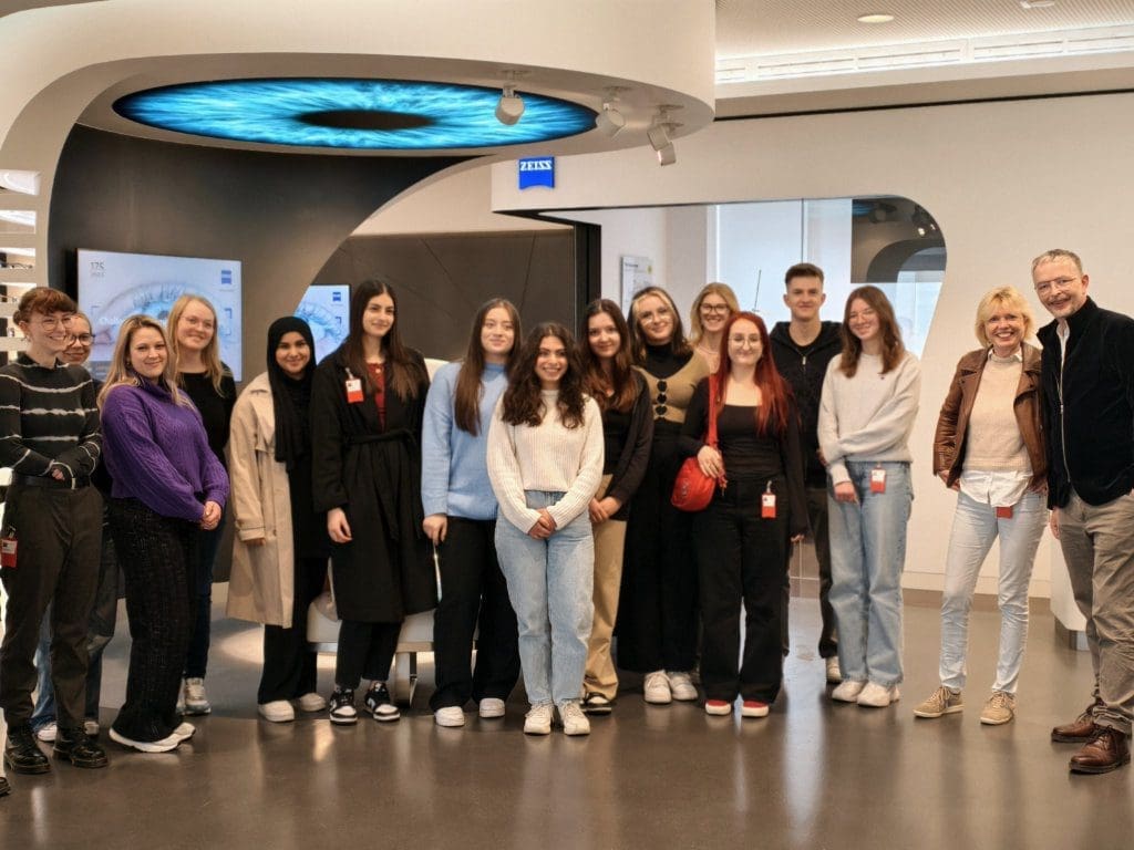 Gruppenbild mit Studierenden der Hochschule Aalen und Mitarbeitern im Customer Center von Zeiss Vision Care in der Firmenzentrale in Oberkochen
