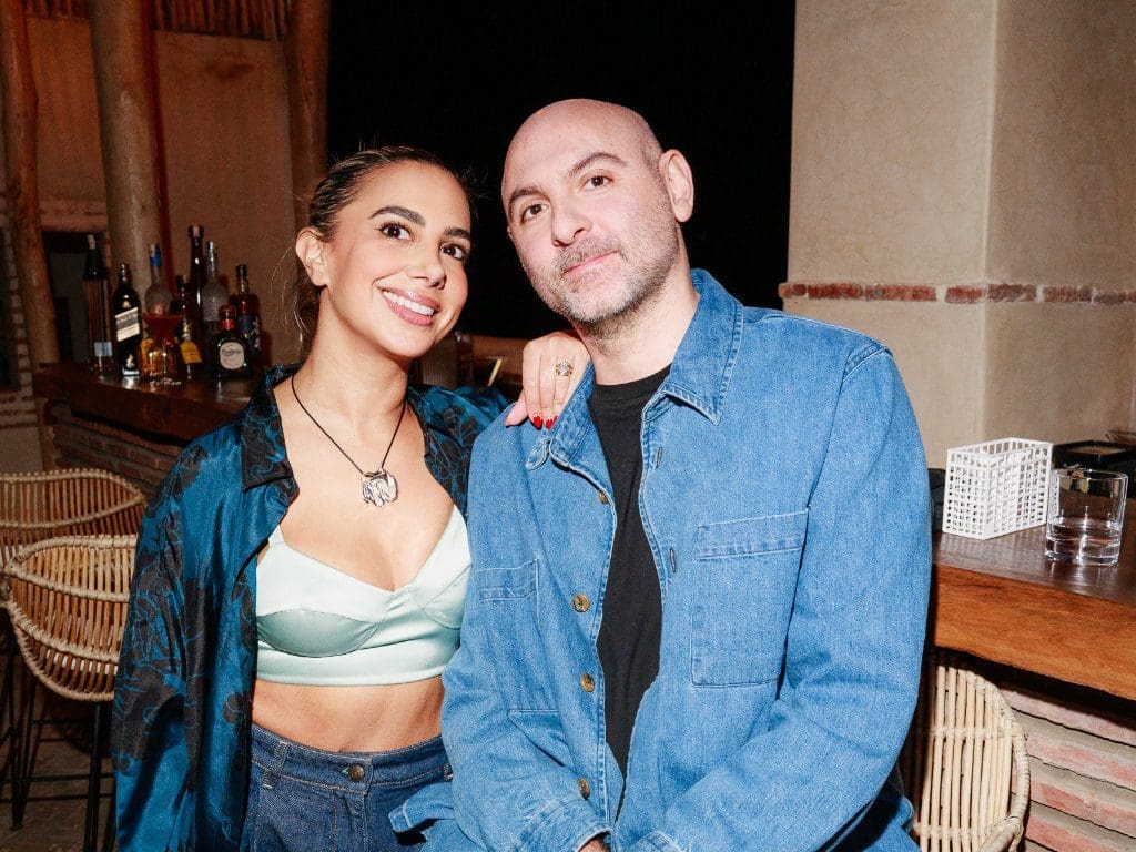 Simon Jablon, CEO von Linda Farrow, neben einer Mode-Influencerin beim Launch-Event in Marrakesch