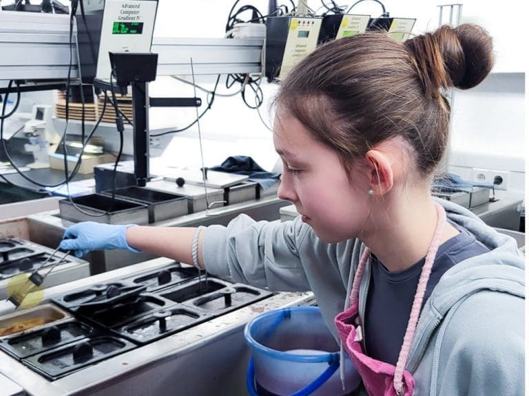 Mädchen erhält beim Girls' Day 2025 am 3. April einen Einblick in die Brillenglasherstellung bei den MPG Optischen Werken in Glücksburg.