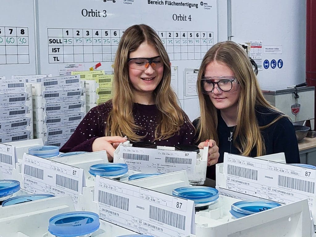 2 Mädchen erhalten beim Girls' Day 2025 am 3. April einen Einblick in die Brillenglasherstellung bei den MPG Optischen Werken in Glücksburg.