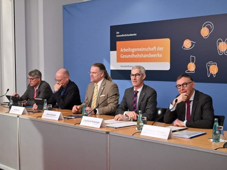 Die Präsidenten der Gesundheitshandwerke bei der Vorstellung des Branchenreports: v.l.: Dominik Kruchen, Präsident VDZI, Alf Reuter, Präsident BIV-OT, Jens Schulte, Präsident SpiOST, Eberhard Schmidt, Präsident biha, Christian Müller, Präsident ZVA