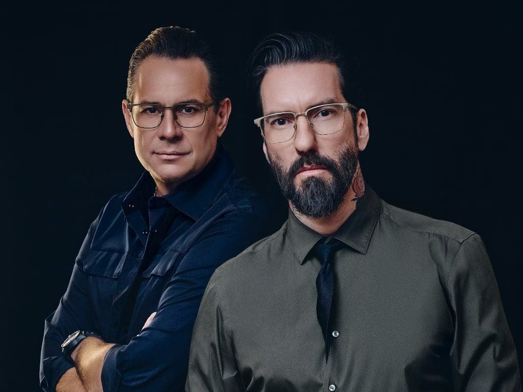 Sascha Vollmer und Alec Völkel von The Boss Hoss tragen die Titanflex-Brillenfassung 821052 auf dem Kampagnen-Visual von Eschenbach Eyewear