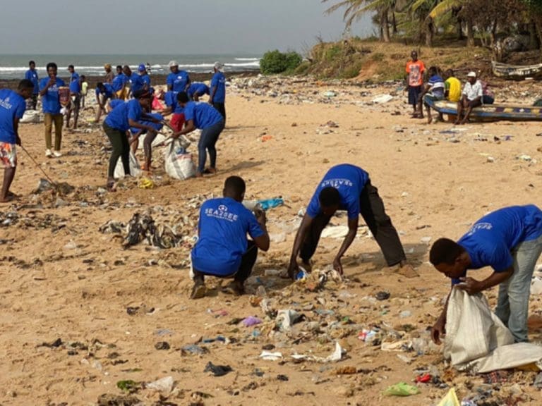 Sea2see-Plastiksammler bei der Arbeit an einem Strand in Ghana