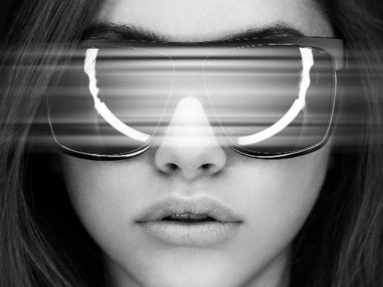 Frau trägt futuristisch anmutende Sonnenbrille, Visual zum Optical Design Contest der Silmo Paris 2025