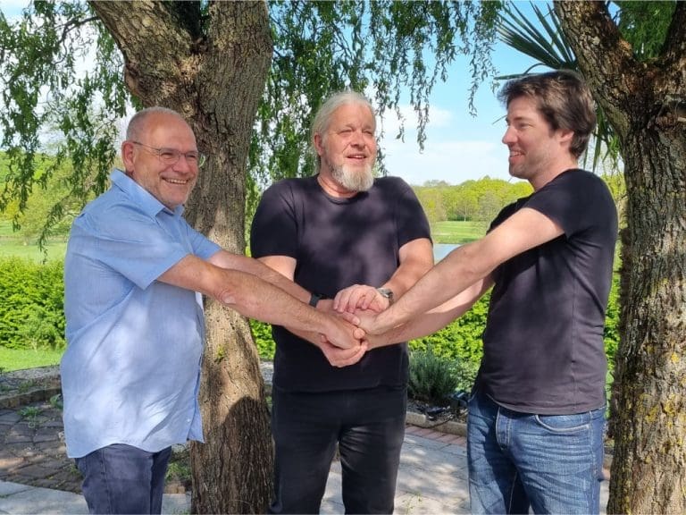 Von links: Reinhard Tersteegen, Dirk Lietzow (beide WOpticus) mit Jochen Hirschfelder, Geschäftsführer EDV-Optik-Partner GmbH (OPA)