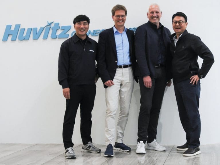 Von links.: John Kim (Market Insight Huvitz Co., Ltd.) | Bernd Pigorsch (Vice President Sales & Marketing B&S) Guido Schmidt (Director Optical Solutions B&S) und JJ Kim (Managing Director Huvitz Co., Ltd.) freuen sich über eine neue Vertriebspartnerschaft zwischen Breitfeld & Schliekert und Huvitz