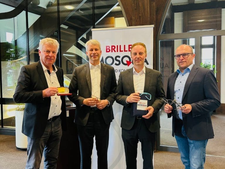 (von links nach rechts): Jürgen Kessing, Steffen Bilger, Macit Karaahmetoğlu, Markus Stammberger kamen zusammen zur Brillenspendenaktion 2025 von Brillen-Mosqua