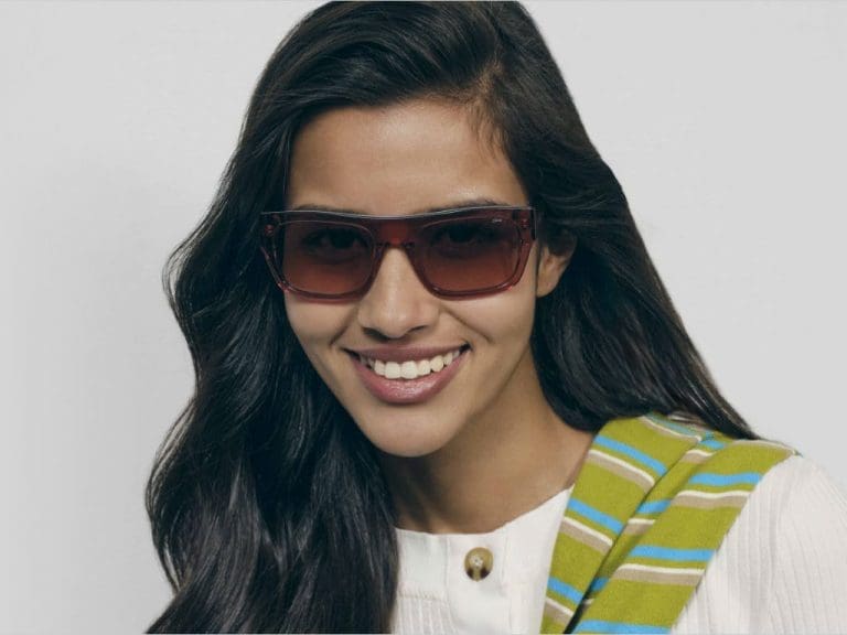 Frau trägt Esprit-Sonnenbrille von Hersteller Charmant