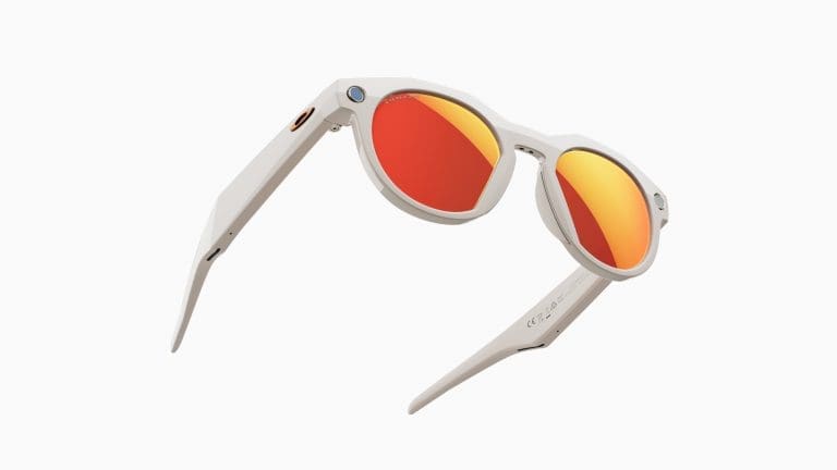 Weiße Brillenfassung der neuen Oakley Meta HSTN-Brille mit orangenen Prizm-Gläsern