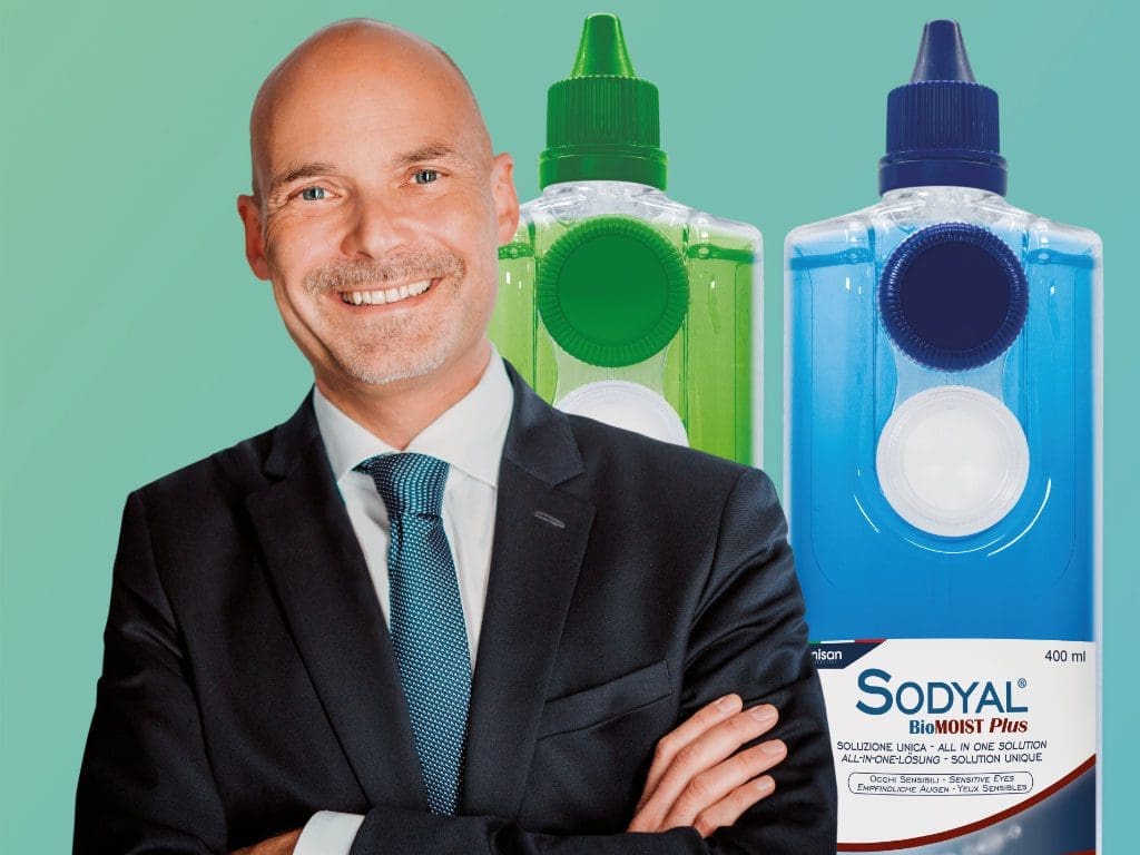 MPG&E-Geschäftsführer Andreas Hess, im Hintergrund zwei Sodyal-Kontaktlinsenpflegelösungen von Omisan