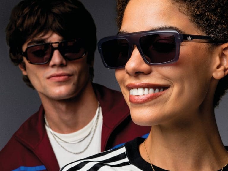 Mann und Frau tragen Adidas-Brillen von Marcolin